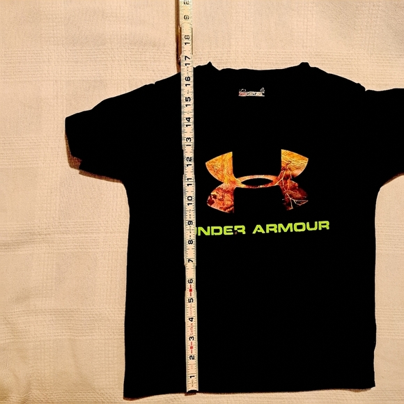 Under Armour boys size 4 heat gear black short sleeved shirt, - Picture 3 of 7